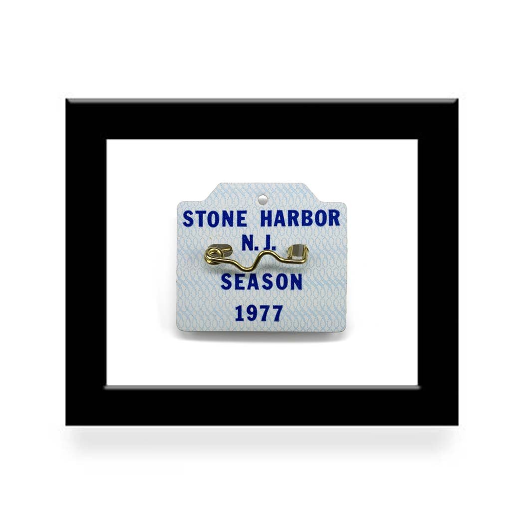 【TOMOO】 Estuary 直筆サイン缶バッジ Stone Harbor (1985) NJ Beach Badge Print by CRC — c r c